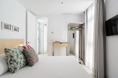 Amplitud y mobiliario de diseño exclusivo en apartamento Euphorbia