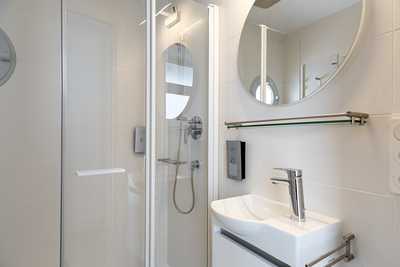 Baño con ducha de lluvia y amenities Ecolabel en Apartamento Euphorbia