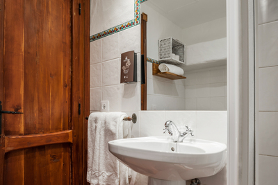 Baño con ducha y amenities con etiqueta ecológica en el apartamento Petunia