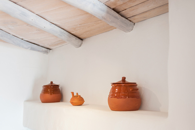 Detalle de vasija de barro en el apartamento Petunia