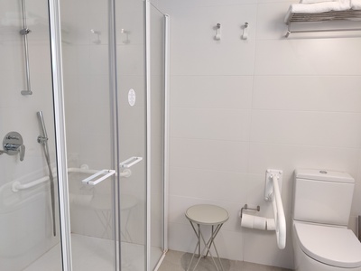 Large shower with folding screen in the kentia apartment